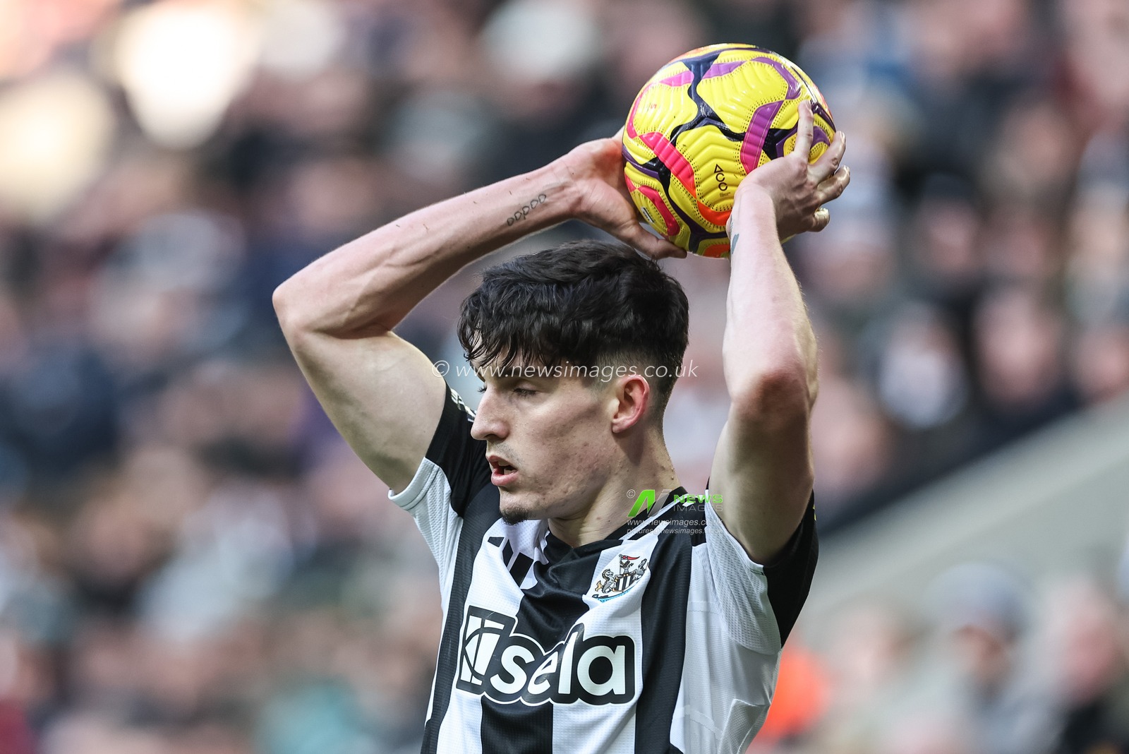 Tino Livramento of Newcastle United takes a throw-in during the Premier League match Newcastle United vs Bournemouth at St. James's Park, Newcastle, United Kingdom, 18th January 2025

(Photo by Mark Cosgrove/News Images)