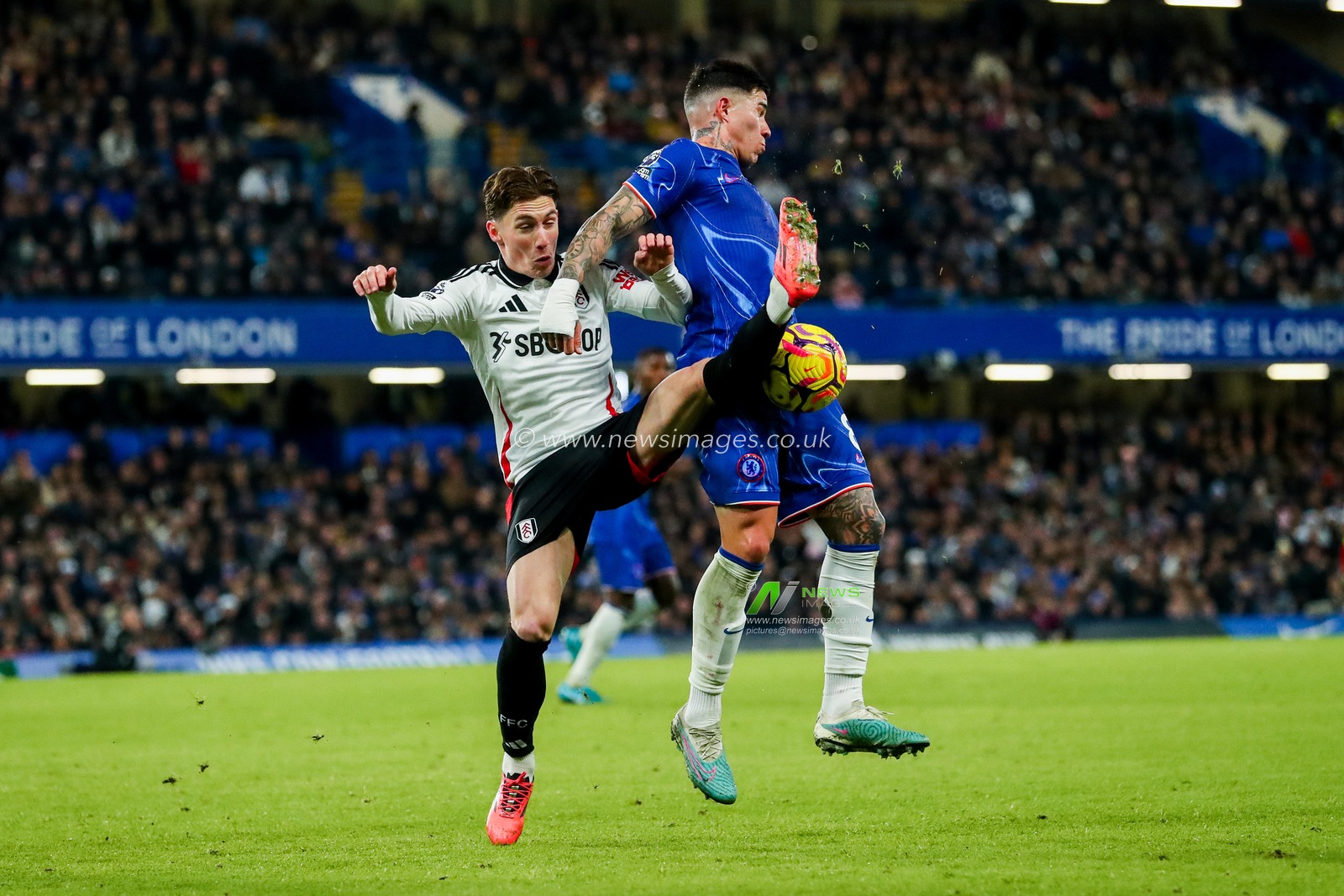 Harry Wilson of Fulham battles for the ball with Enzo Fernandez of Chelsea during the Premier League match Chelsea vs Fulham at Stamford Bridge, London, United Kingdom, 26th December 2024

(Photo by Izzy Poles/News Images)