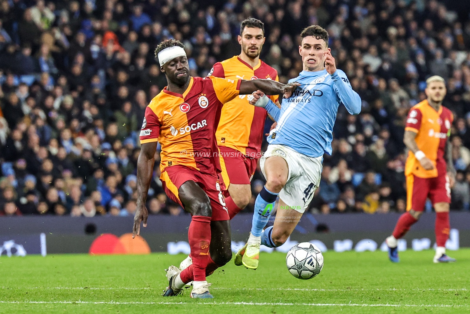 Davinson Sanchez of Galatasaray and Phil Foden of Manchester City battle for the ball during the UEFA Champions League Matchday 8 of 8 match Manchester City vs Galatasaray at City of Manchester Stadium, Manchester, United Kingdom on 28 January 2026

(Photo by Mark Cosgrove/News Images)