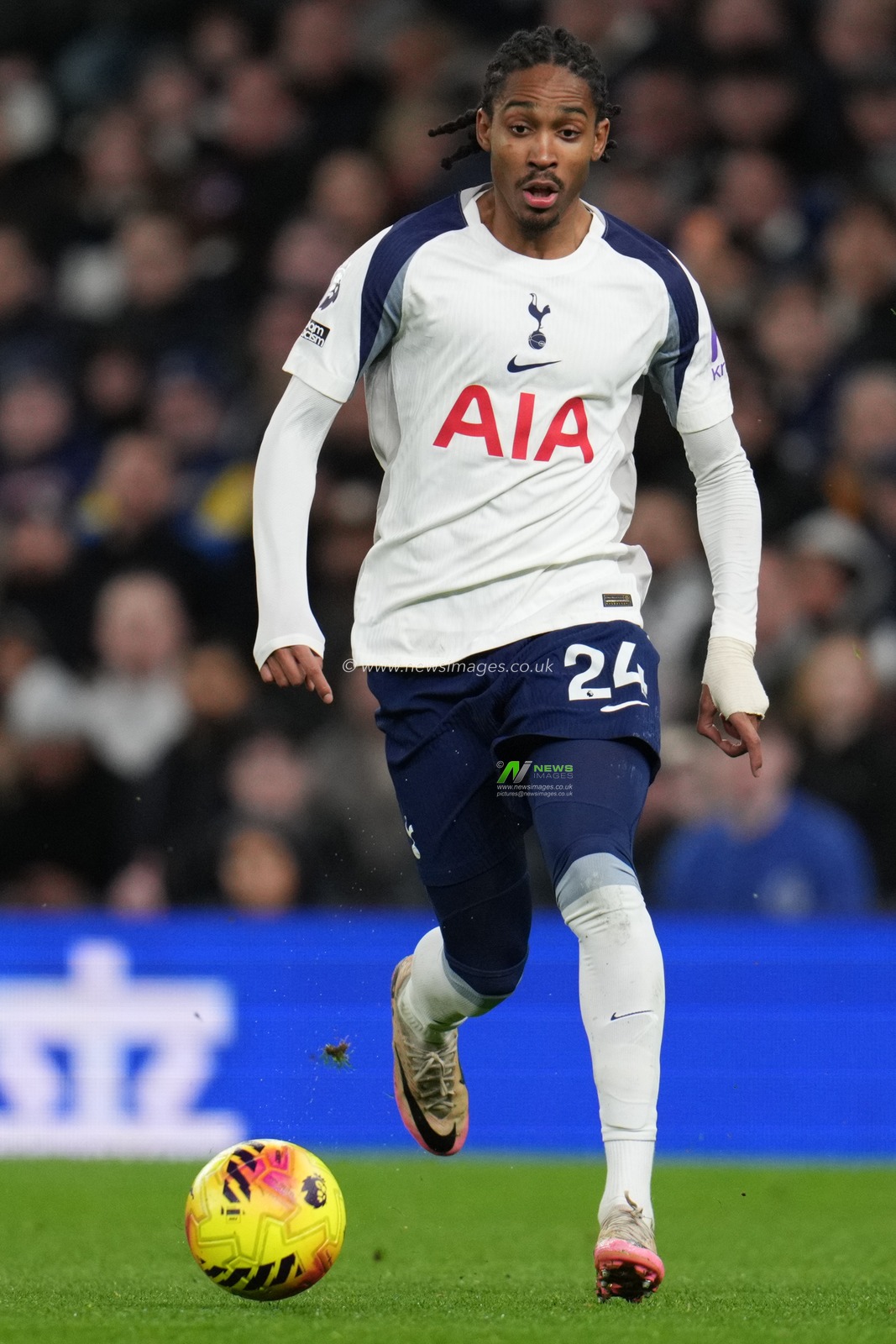 Djed Spence of Tottenham Hotspur on the ball during the Premier League match Tottenham Hotspur vs Brentford at Tottenham Hotspur Stadium, London, United Kingdom, 6th December 2025

(Photo by Harvey Murphy/News Images)

*** GER AUT SUI OUT ***