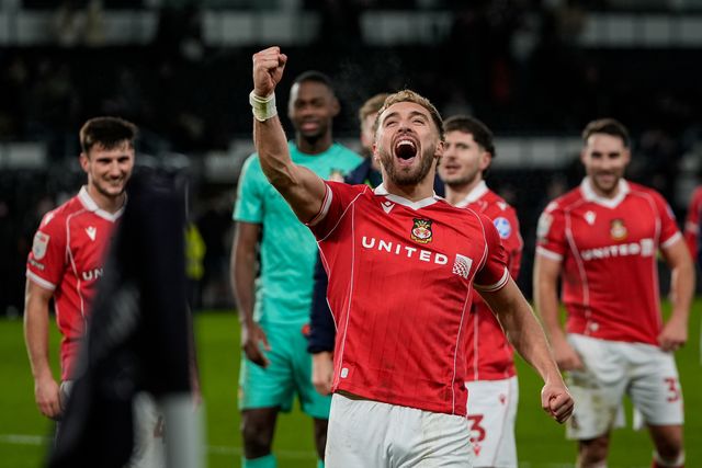 Wrexham led by Sam Smith of Wrexham celebrates winning 1-2 against Derby and applauds the fans after the final whistle during the Sky Bet Championship match Derby County vs Wrexham at Pride Park Stadium, Derby, United Kingdom, 4th January 2026

(Photo by Maynard Manyowa/News Images)

*** GER AUT SUI OUT ***