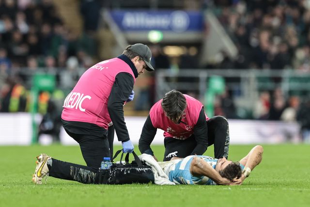 Juan Cruz Mallia of Argentina receives treatment during the Quilter Nations Series 2025 match England vs Argentina at Allianz Stadium, Twickenham, United Kingdom, 23rd November 2025

(Photo by Mark Cosgrove/News Images)

*** GER AUT SUI OUT ***