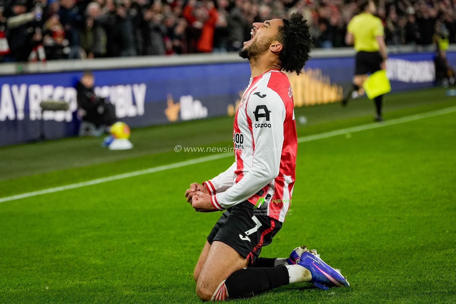 Kevin Schade of Brentford celebrates his goal to make it 3-0 during the Premier League match Brentford vs Bournemouth at The Gtech Community Stadium, London, United Kingdom, 27th December 2025

(Photo by Maynard Manyowa/News Images)

*** GER AUT SUI OUT ***