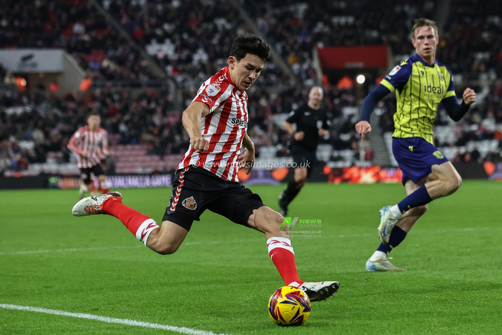 Luke O'Nien of Sunderland crosses the ball during the Sky Bet Championship match Sunderland vs West Bromwich Albion at Stadium Of Light, Sunderland, United Kingdom, 26th November 2024

(Photo by Alfie Cosgrove/News Images)