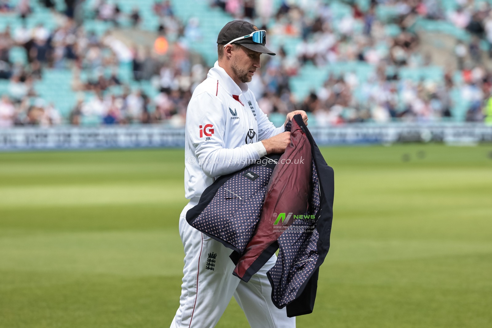 England captain Joe Root with his captain’s jacket during the 2nd Rothesay Test Match Day 1 match England vs New Zealand at The Kia Oval, London, United Kingdom on 17 June 2026

(Photo by Mark Cosgrove/News Images)