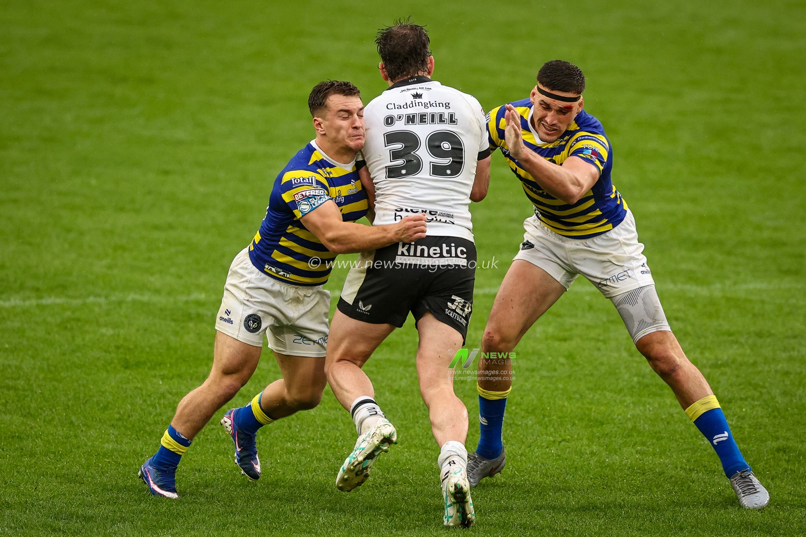 Ethan O'Neill of Hull FC is tackled by Leon Hayes of Warrington Wolves and Sam Stone of Warrington Wolves  and during the Betfred Super League round 25 match Hull FC vs Warrington Wolves at MKM Stadium, Hull, United Kingdom on 29 August 2026

(Photo by Alfie Cosgrove/News Images)