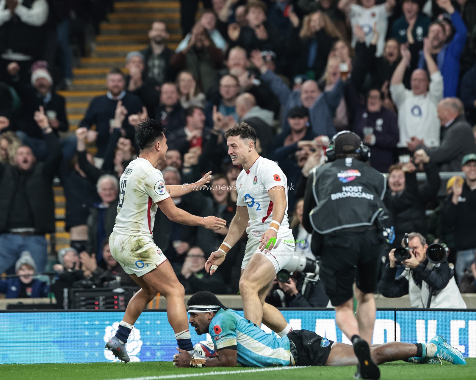 Henry Arundell of England celebrates his try during the Quilter Nations Series 2025 match England vs Fiji at Allianz Stadium, Twickenham, United Kingdom, 8th November 2025

(Photo by Mark Cosgrove/News Images)

*** GER AUT SUI OUT ***