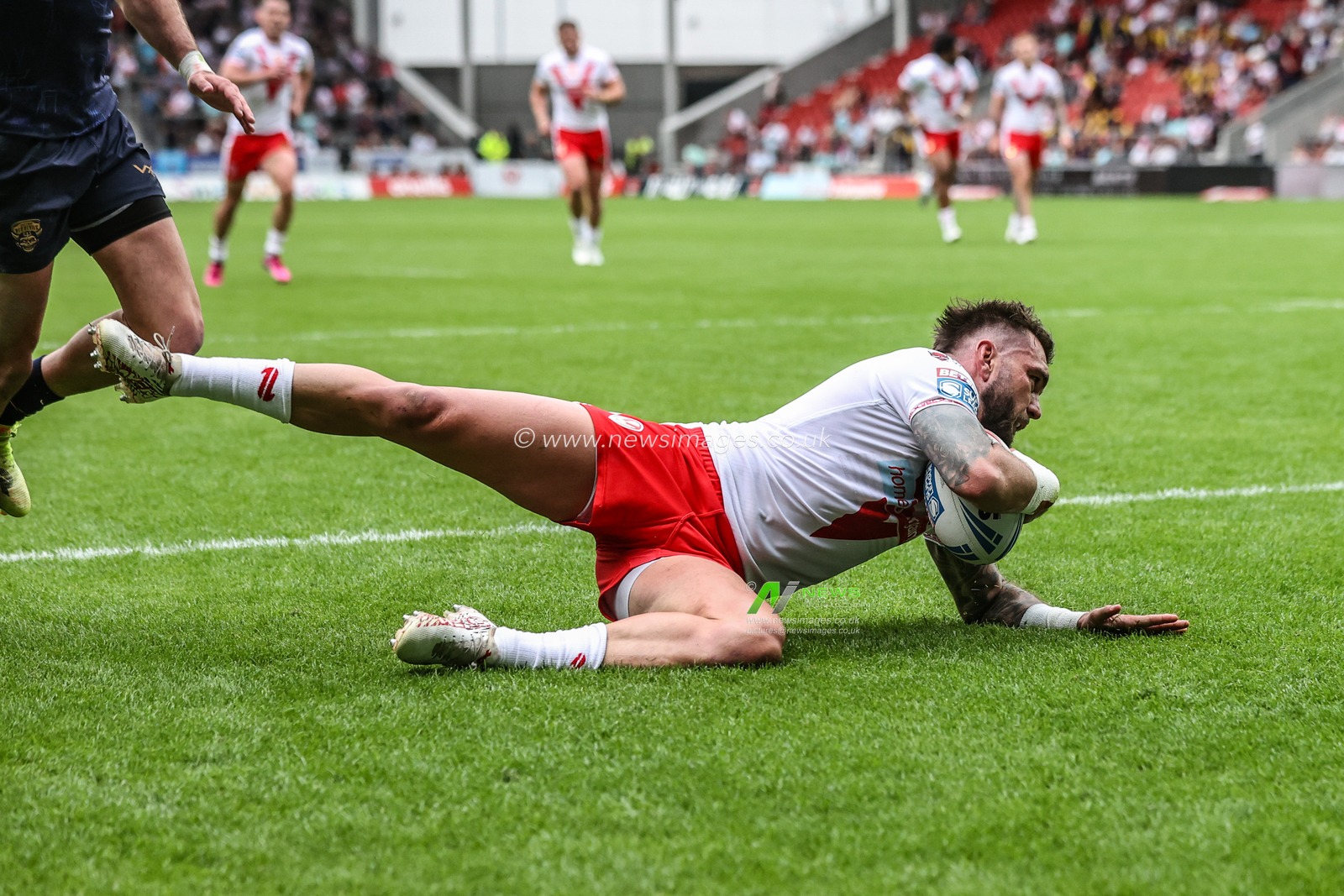 Kyle Feldt of St. Helens goes over for a try during the Betfred Super League round 16 match St Helens vs Salford Red Devils at Totally Wicked Stadium, St Helens, United Kingdom, 29th June 2025

(Photo by Alfie Cosgrove/News Images)