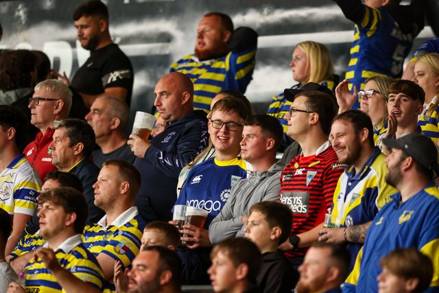 Warrington fans celebrate a try during the Betfred Super League round 25 match Hull FC vs Warrington Wolves at MKM Stadium, Hull, United Kingdom on 29 August 2026

(Photo by Alfie Cosgrove/News Images)