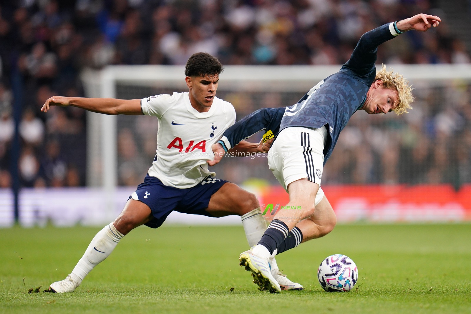 Mateus Fernandes of Tottenham Hotspur fouls Nick Woltemade of Newcastle United during the Premier League match Tottenham Hotspur vs Newcastle Untied at Tottenham Hotspur Stadium, London, United Kingdom on 29 August 2026

(Photo by Harvey Murphy/News Images)