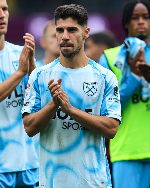 Manor Solomon of West Ham United claps fans after 2-2 draw after the Sky Bet Championship match Burnley vs West Ham United at Turf Moor, Burnley, United Kingdom on 16 August 2026

(Photo by Jorge Horsted/News Images)