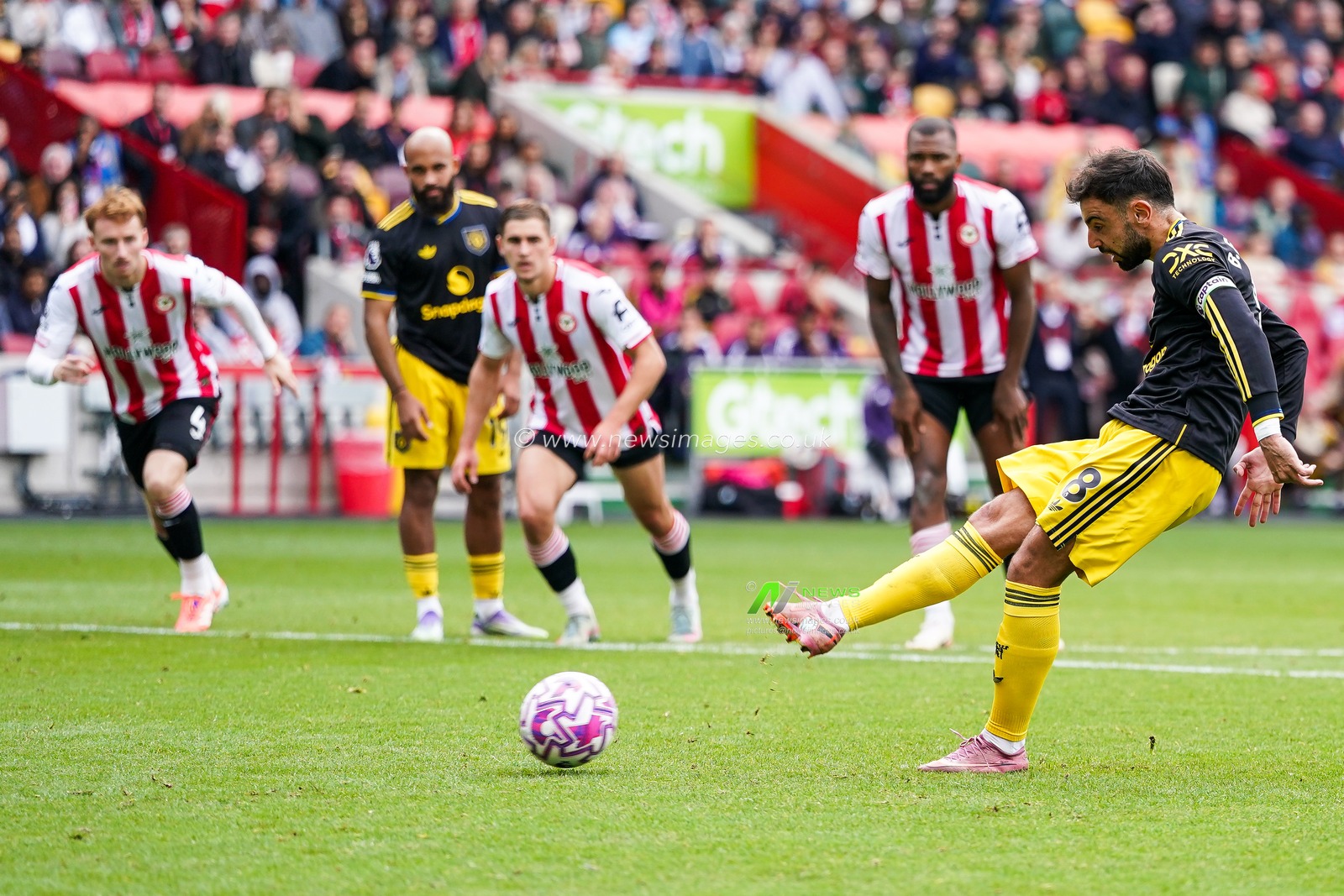 Bruno Fernandes of Manchester United misses penalty during the Premier League match Brentford vs Manchester United at The Gtech Community Stadium, London, United Kingdom, 27th September 2025

(Photo by Harvey Murphy/News Images)