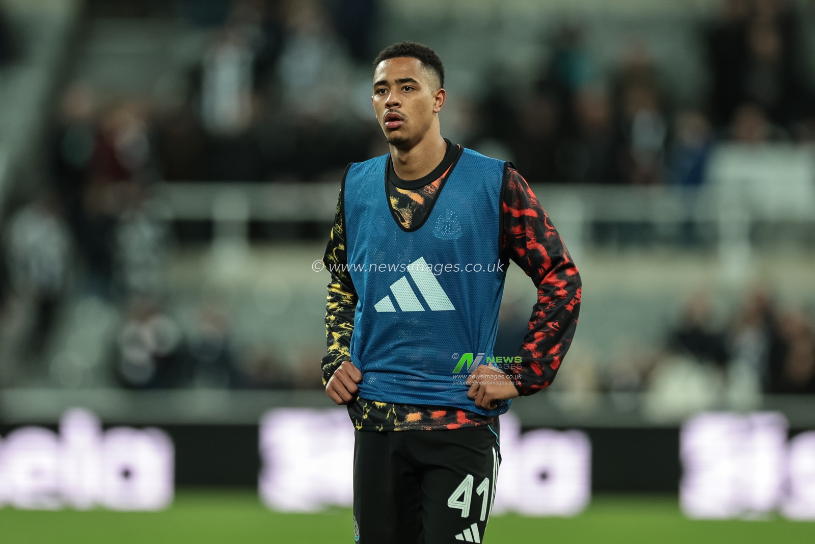 Jacob Ramsey of Newcastle United in the pregame warmup session during the Carabao Cup Last 16 Newcastle United vs Tottenham Hotspur at St. James's Park, Newcastle, United Kingdom, 29th October 2025

(Photo by Mark Cosgrove/News Images)

*** GER AUT SUI OUT ***