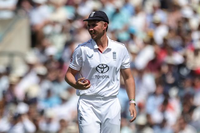 Josh Tongue of England receives the ball during the 2nd Rothesay Test Match Day 2 match England vs New Zealand at The Kia Oval, London, United Kingdom on 18 June 2026

(Photo by Mark Cosgrove/News Images)