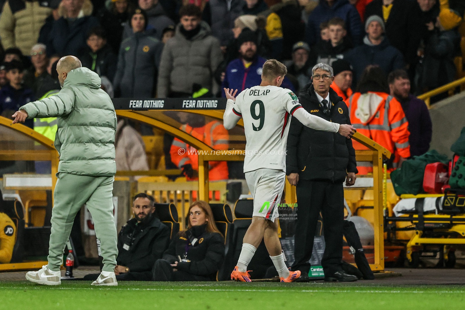 Liam Delap of Chelsea leaves the field of play after being shown a second yellow card during the Carabao Cup Last 16 Wolverhampton Wanderers vs Chelsea at Molineux, Wolverhampton, United Kingdom, 29th October 2025

(Photo by Alfie Cosgrove/News Images)

*** GER AUT SUI OUT ***