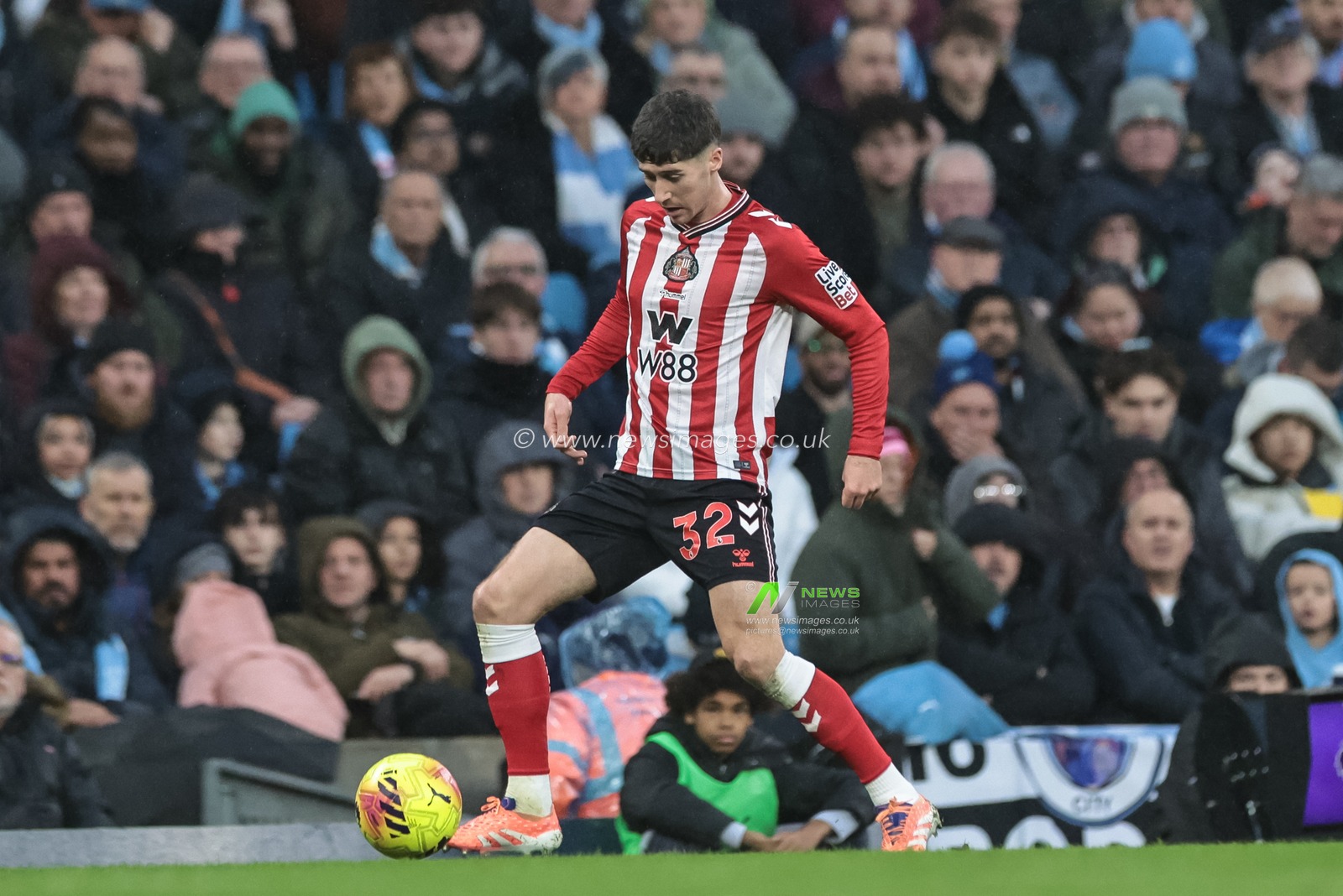 Trai Hume of Sunderland with the ball during the Premier League match Manchester City vs Sunderland at Etihad Stadium, Manchester, United Kingdom, 6th December 2025

(Photo by Mark Cosgrove/News Images)

*** GER AUT SUI OUT ***