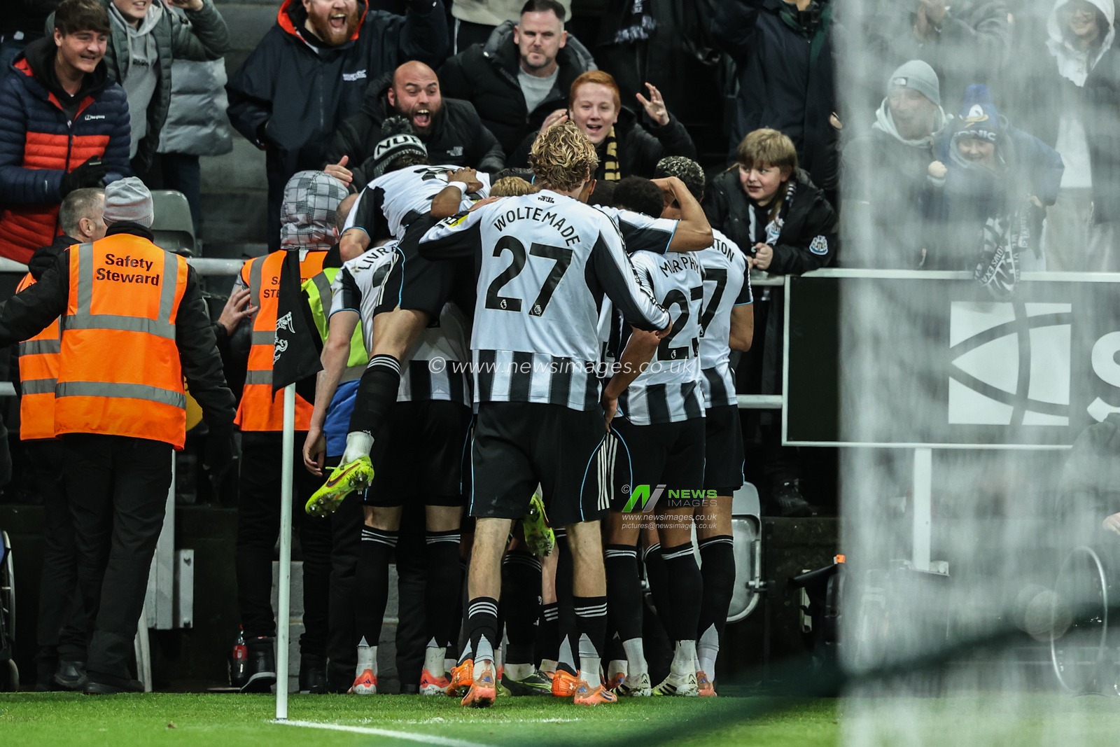 Harvey Barnes of Newcastle Untied celebrates his goal to make it 2-1 during the Premier League match Newcastle United vs Manchester City at St. James's Park, Newcastle, United Kingdom, 21st November 2025

(Photo by Alfie Cosgrove/News Images)

*** GER AUT SUI OUT ***