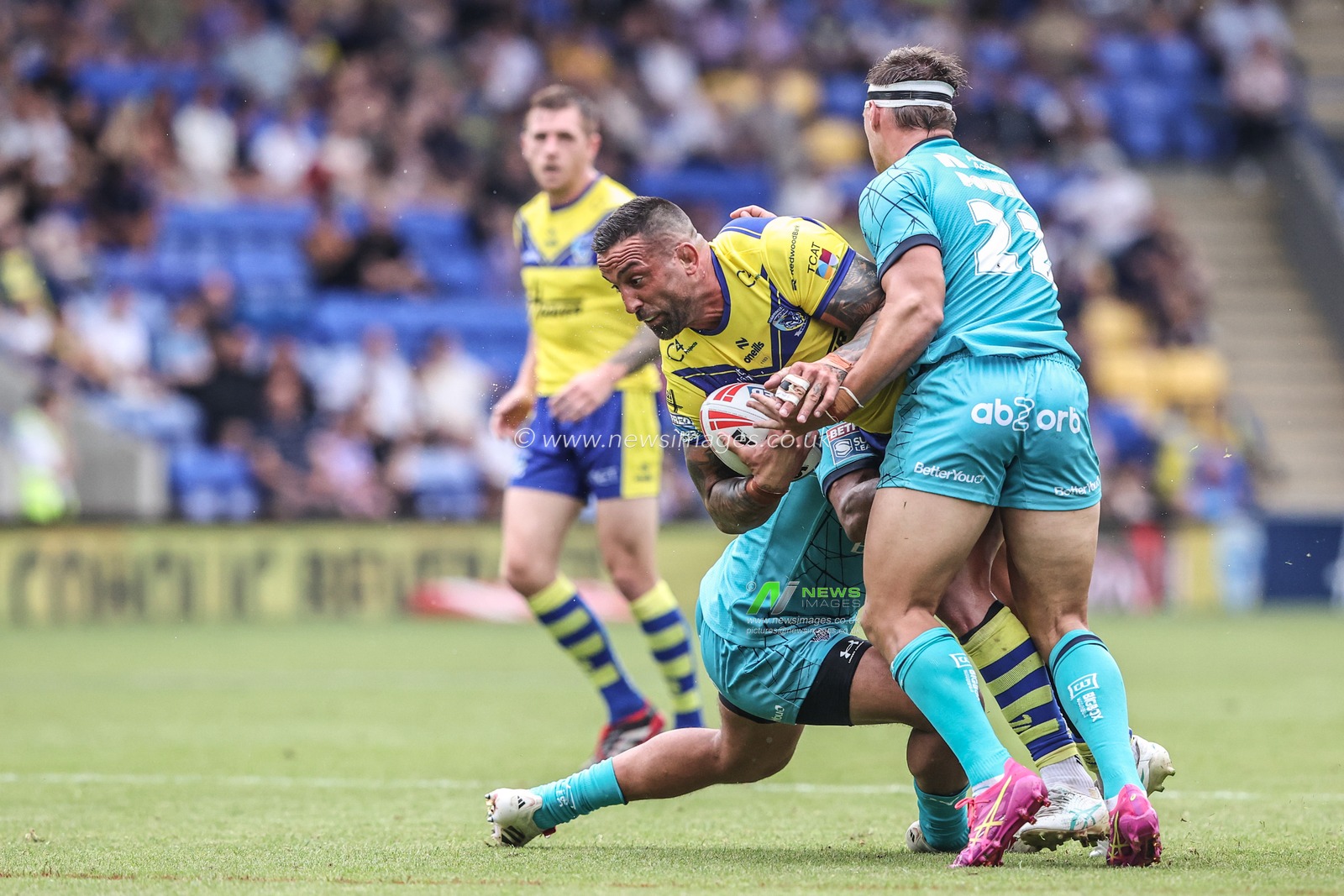 Paul Vaughan of Warrington Wolves is tackled during the Betfred Super League round 15 match Warrington Wolves vs Huddersfield Giants at Halliwell Jones Stadium, Warrington, United Kingdom, 21st June 2025

(Photo by Alfie Cosgrove/News Images)