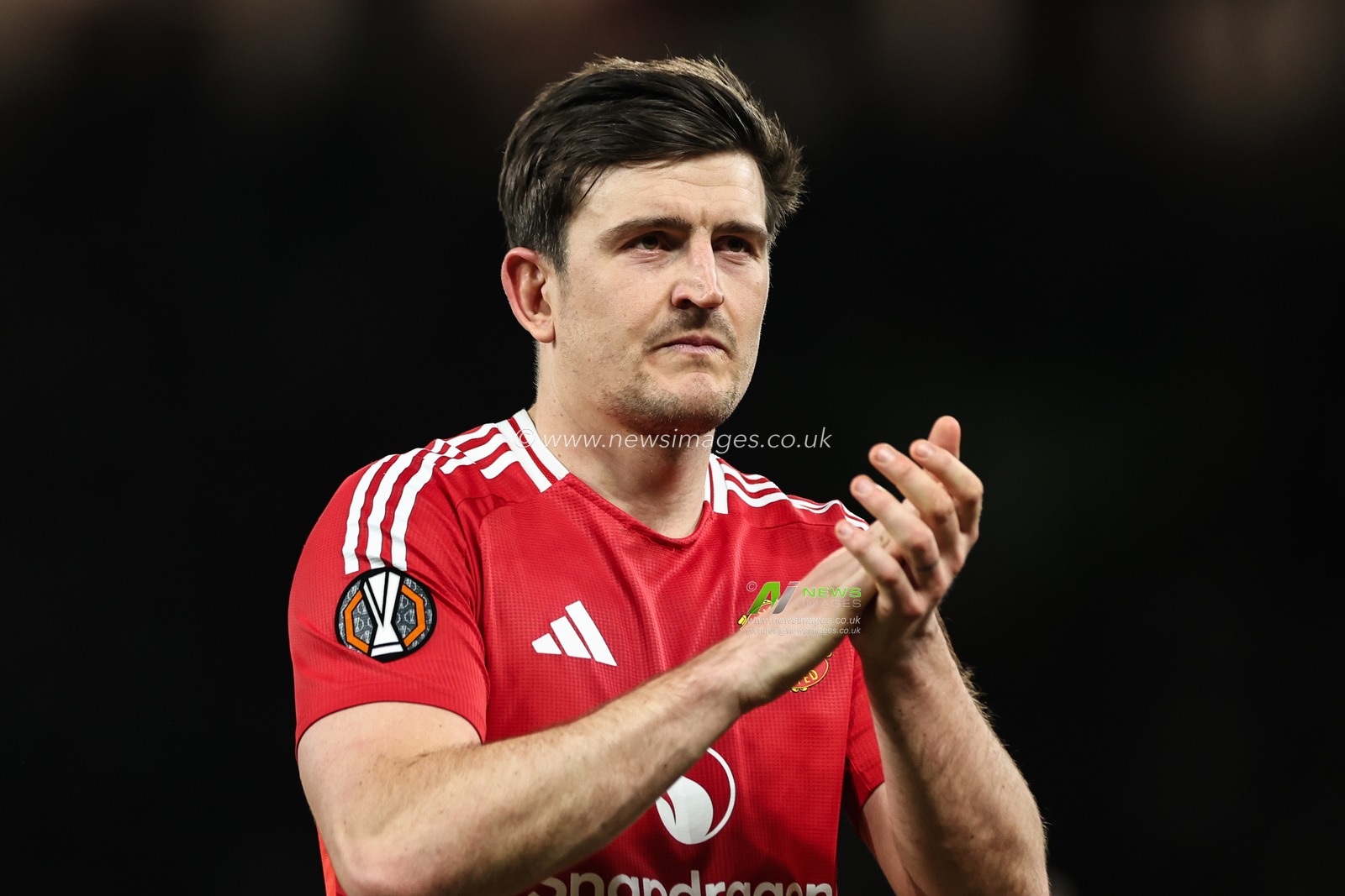 Harry Maguire of Manchester United applauds the home fans after the UEFA Europa League Quarter-finals match Manchester United vs Lyon at Old Trafford, Manchester, United Kingdom, 17th April 2025

(Photo by Mark Cosgrove/News Images)