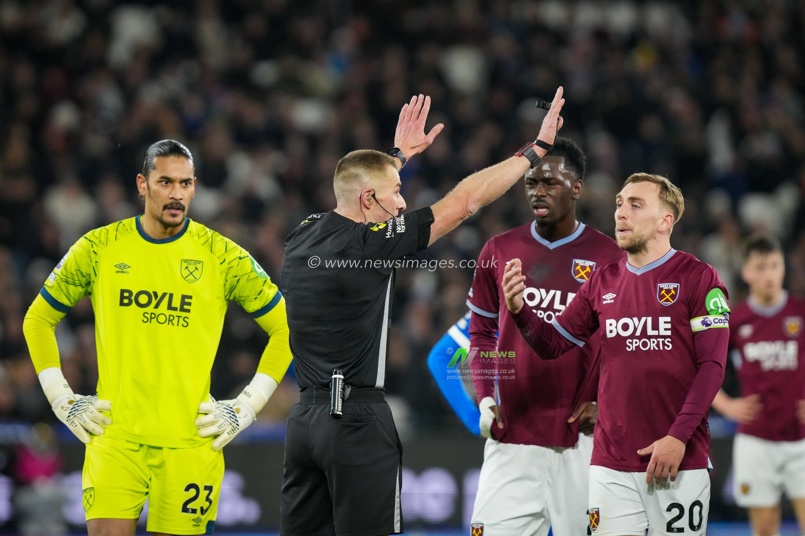 Referee Michael Salisbury sends players away after awarding Brighton a second penalty during the Premier League match West Ham United vs Brighton and Hove Albion at London Stadium, London, United Kingdom, 30th December 2025

(Photo by Maynard Manyowa/News Images)

*** GER AUT SUI OUT ***