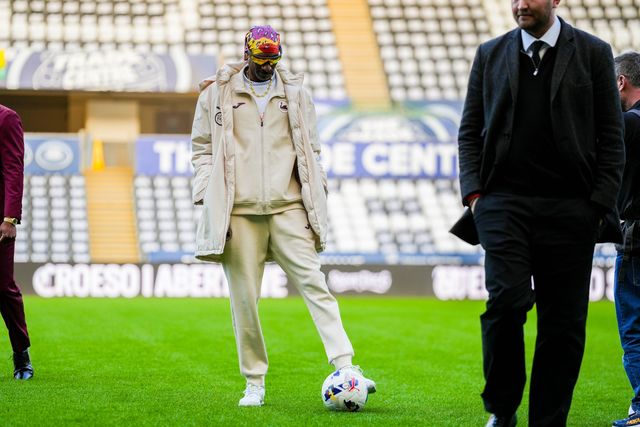 Snoop Dogg inspects the pitch ahead of the Sky Bet Championship match Swansea City vs Preston North End at Swansea.com Stadium, Swansea, United Kingdom on 24 February 2026

(Photo by Andrew Lewis/News Images)