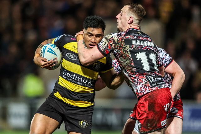 Ata Hingano of York Knights is tackled by Frankie Halton of Leigh Leopards during the Betfred Super League round 8 match York Knights vs Leigh Leopards at LNER Community Stadium, York, United Kingdom on 17 April 2026

(Photo by Alfie Cosgrove/News Images)