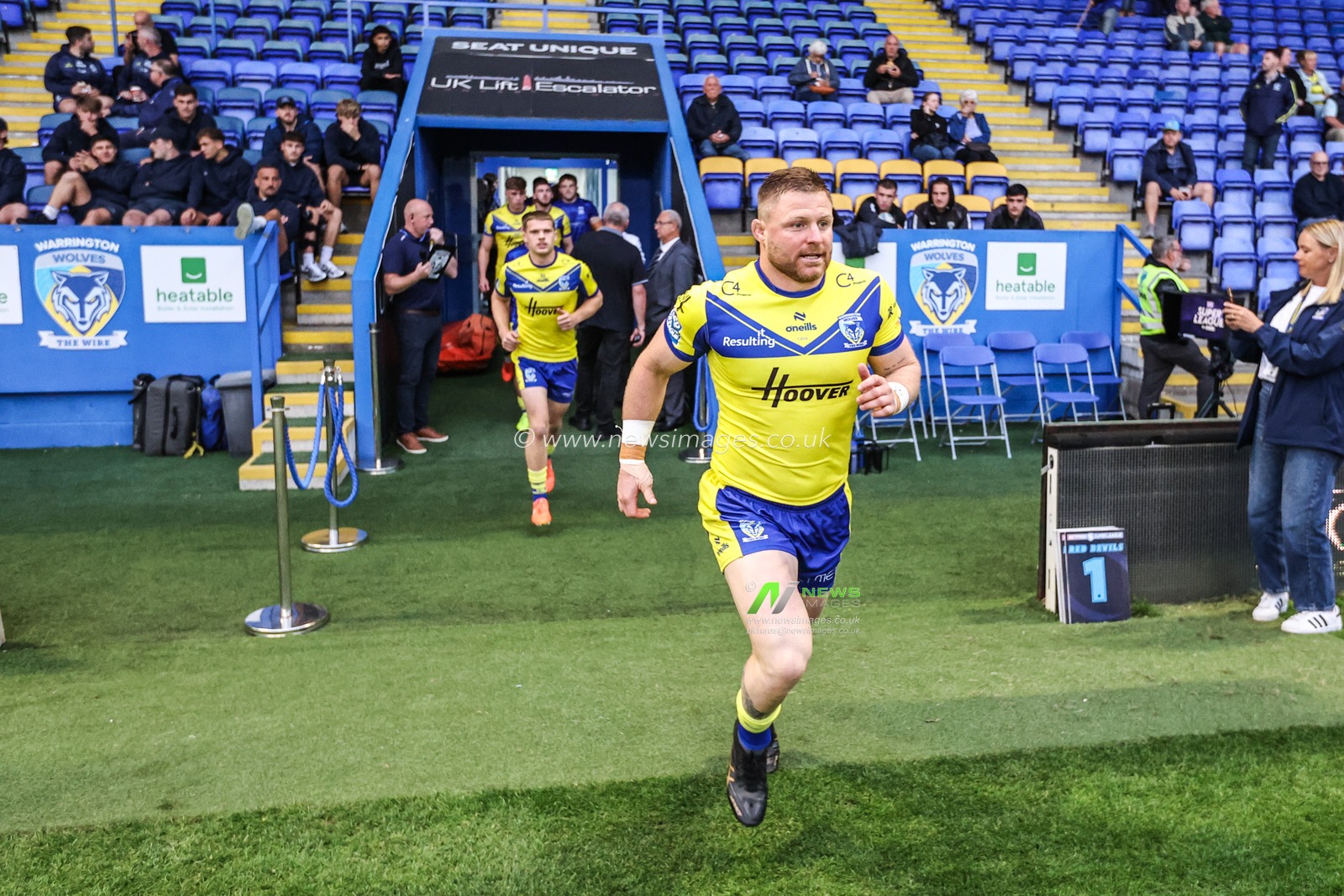 Luke Yates of Warrington Wolves in the pre-game warm up during the Betfred Super League Round 24 match Warrington Wolves vs Salford Red Devils at Halliwell Jones Stadium, Warrington, United Kingdom, 29th August 2025

(Photo by Alfie Cosgrove/News Images)