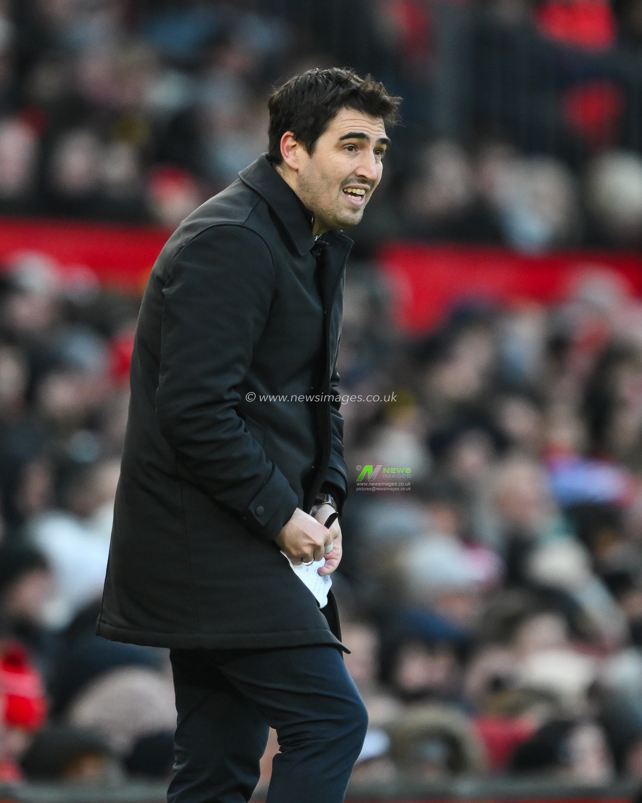 Andoni Iraola Manager of Bournemouth takes notes during the Premier League match Manchester United vs Bournemouth at Old Trafford, Manchester, United Kingdom, 22nd December 2024

(Photo by Craig Thomas/News Images)