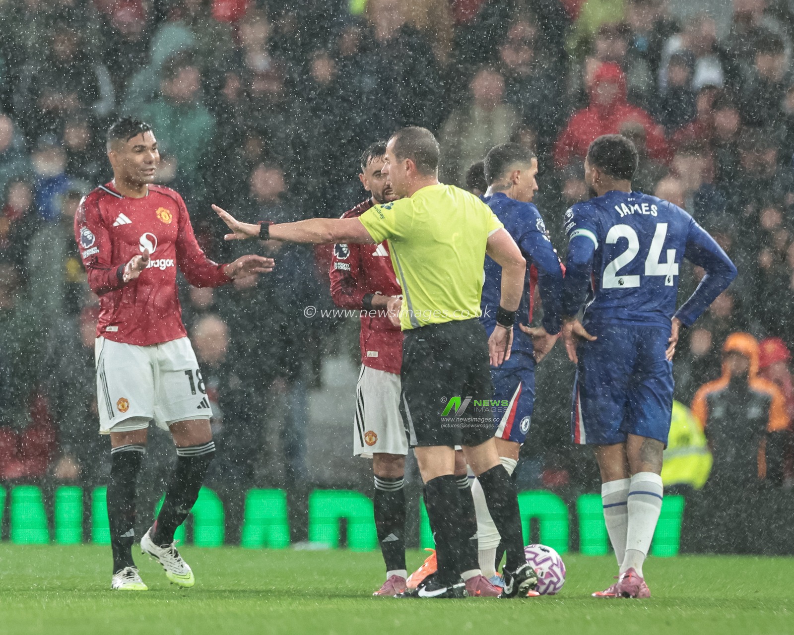 Peter Bankes sends off Casemiro of Manchester United after giving him a second yellow during the Premier League match Manchester United vs Chelsea at Old Trafford, Manchester, United Kingdom, 20th September 2025

(Photo by Mark Cosgrove/News Images)