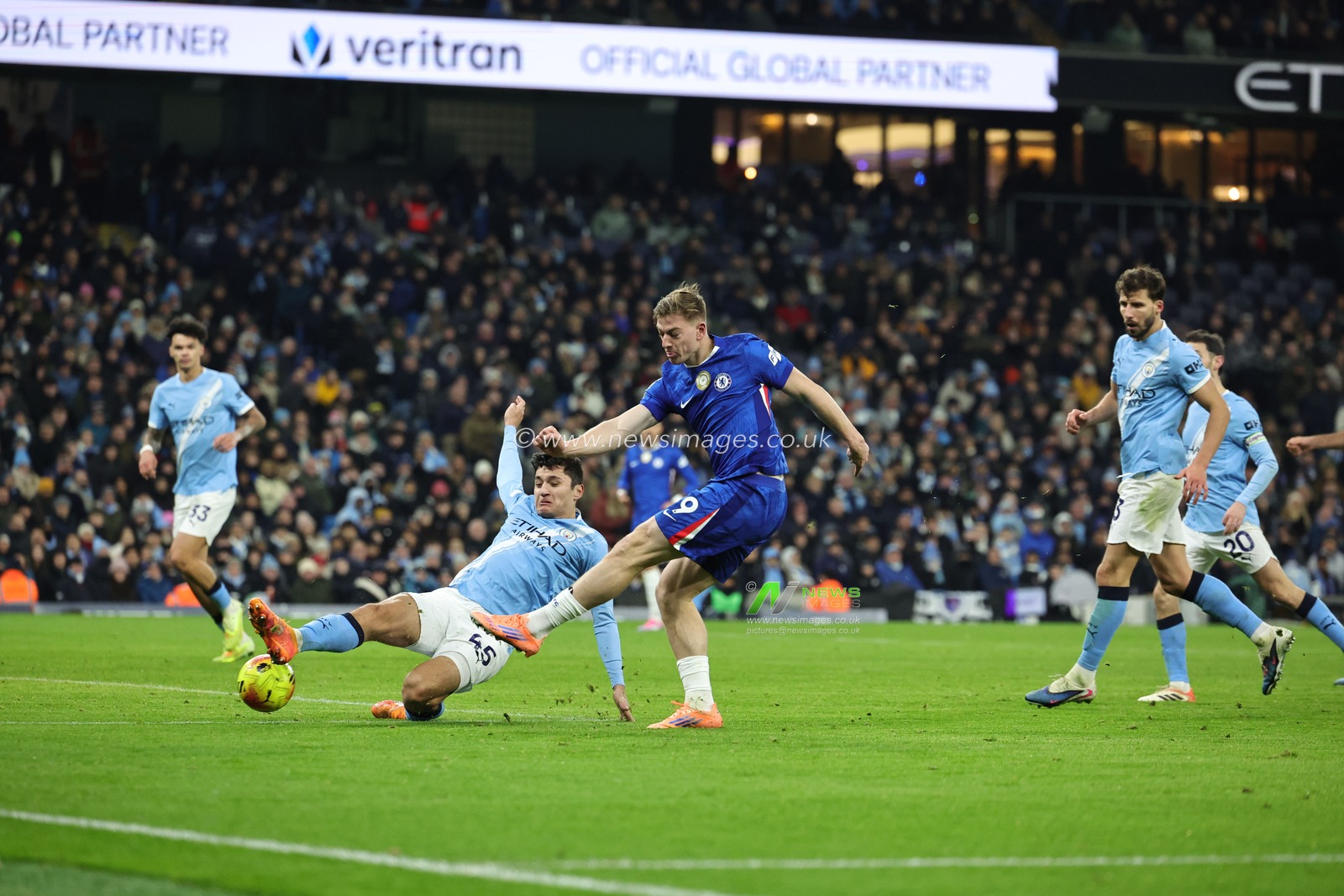 Liam Delap of Chelsea shoots on goal during the Premier League match Manchester City vs Chelsea at Etihad Stadium, Manchester, United Kingdom, 4th January 2026

(Photo by Mark Cosgrove/News Images)

*** GER AUT SUI OUT ***