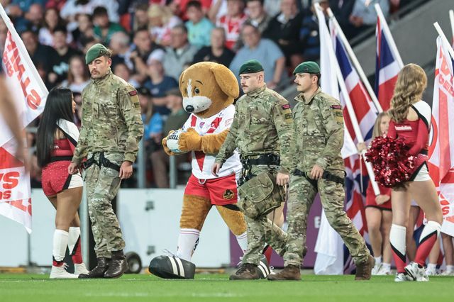 St Helens mascot Boots abseils off the roof with help of the Royal Marines to deliver the match ball during the Betfred Super League Round 25 match St Helens vs Wigan Warriors at Totally Wicked Stadium, St Helens, United Kingdom, 5th September 2025

(Photo by Mark Cosgrove/News Images)