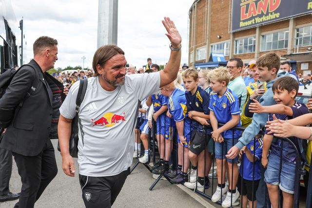 Daniel Farke manager of Leeds United is greeted by the Leeds fans during the Pre-season friendly match Leeds United vs Villarreal at Elland Road, Leeds, United Kingdom, 2nd August 2025

(Photo by Mark Cosgrove/News Images)