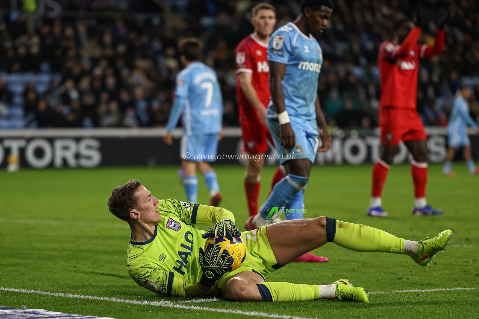Ipswich Town goalkeeper Christian Walton controls the ball during the Sky Bet Championship match Coventry City vs Ipswich Town at Coventry Building Society Arena, Coventry, United Kingdom, 29th December 2025

(Photo by Euan Manning/News Images)

*** GER AUT SUI OUT ***