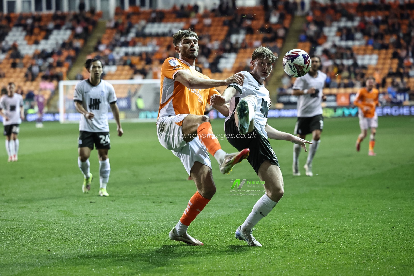 Tom Bloxham of Blackpool and Taylor Gardner-Hickman of Birmingham City battle for the ball during the Sky Bet League 1 match Blackpool vs Birmingham City at Bloomfield Road, Blackpool, United Kingdom, 30th April 2025

(Photo by Mark Cosgrove/News Images)