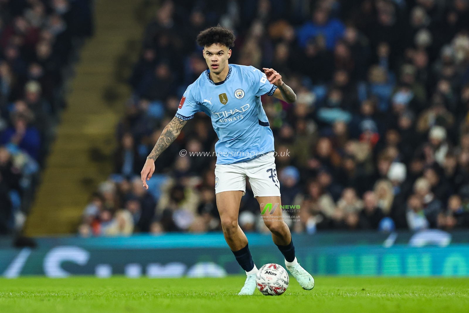 Nico O'Reilly of Manchester City makes a break with the ball during the Emirates FA Cup 3rd Round match Manchester City vs Salford City at Etihad Stadium, Manchester, United Kingdom, 11th January 2025

(Photo by Mark Cosgrove/News Images)