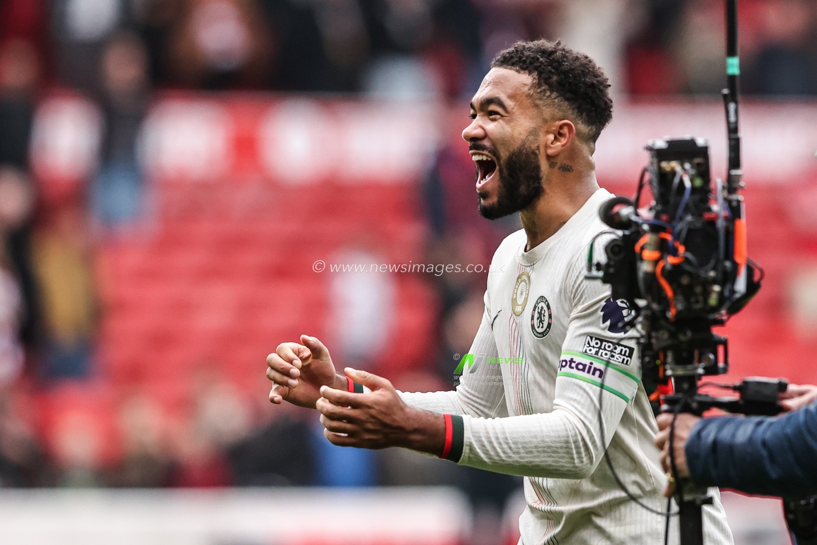 Reece James of Chelsea celebrates the win during the Premier League match Nottingham Forest vs Chelsea at City Ground, Nottingham, United Kingdom, 18th October 2025

(Photo by Alfie Cosgrove/News Images)