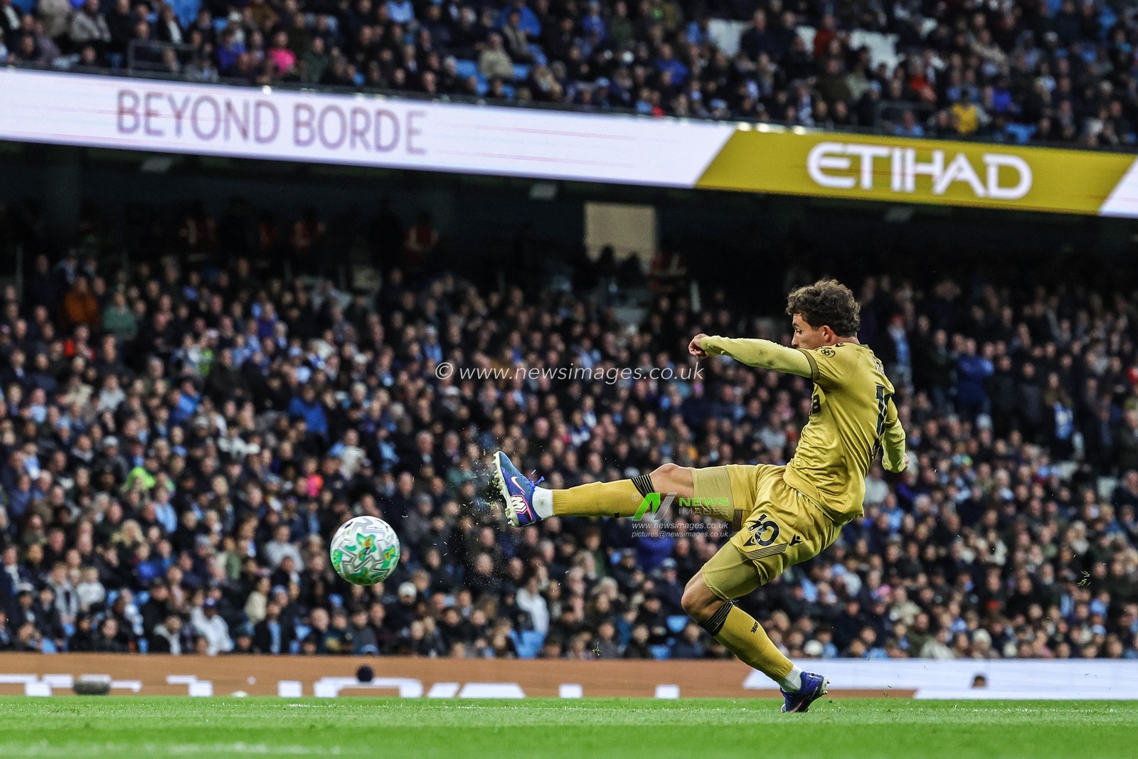 Adam Wharton of Crystal Palace takes a shot on goal during the Premier League match Manchester City vs Crystal Palace at Etihad Stadium, Manchester, United Kingdom on 13 May 2026

(Photo by Mark Cosgrove/News Images)