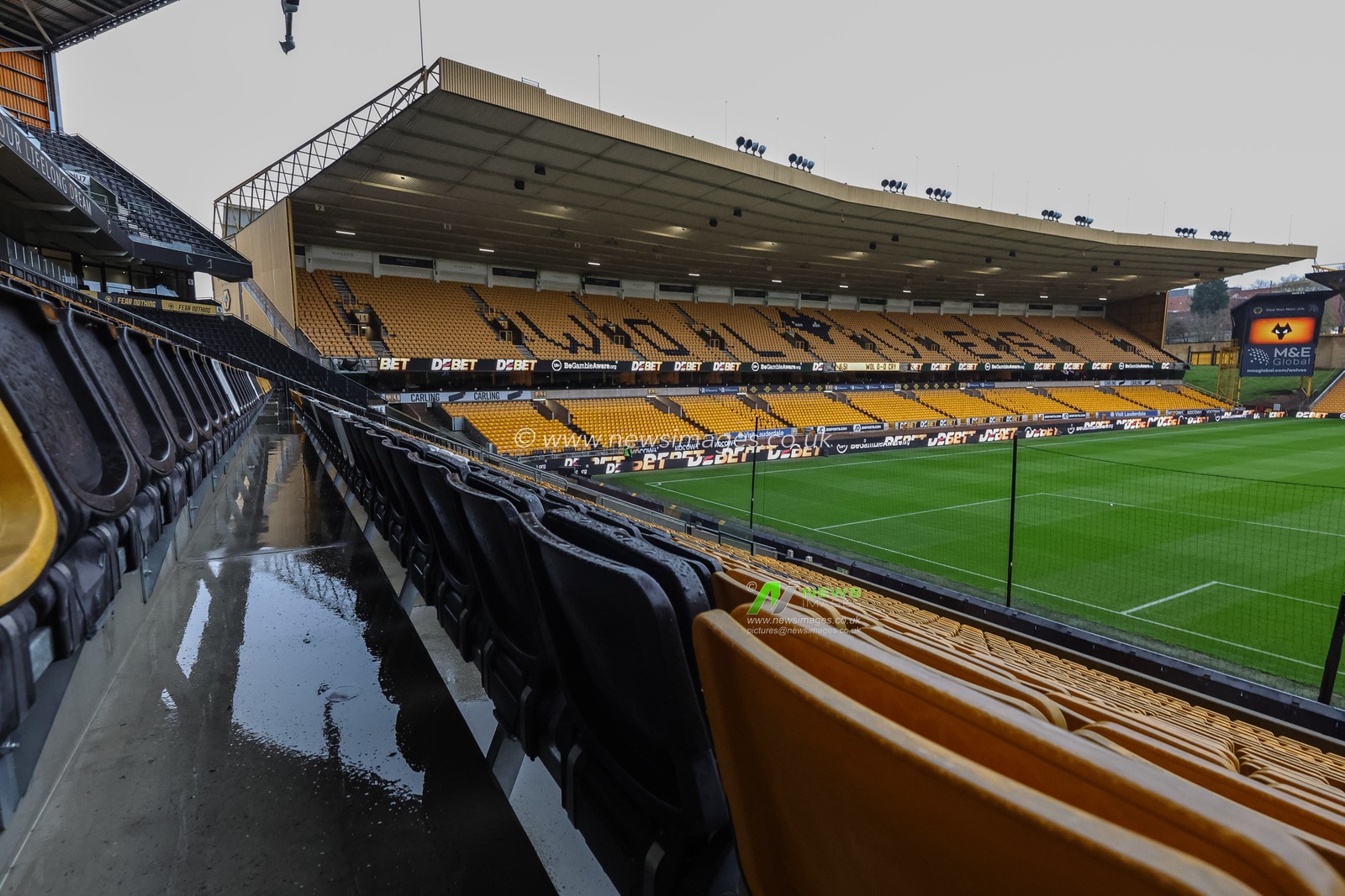 A general view of Molineux during the Premier League match Wolverhampton Wanderers vs Crystal Palace at Molineux, Wolverhampton, United Kingdom, 22nd November 2025

(Photo by Mark Cosgrove/News Images)

*** GER AUT SUI OUT ***