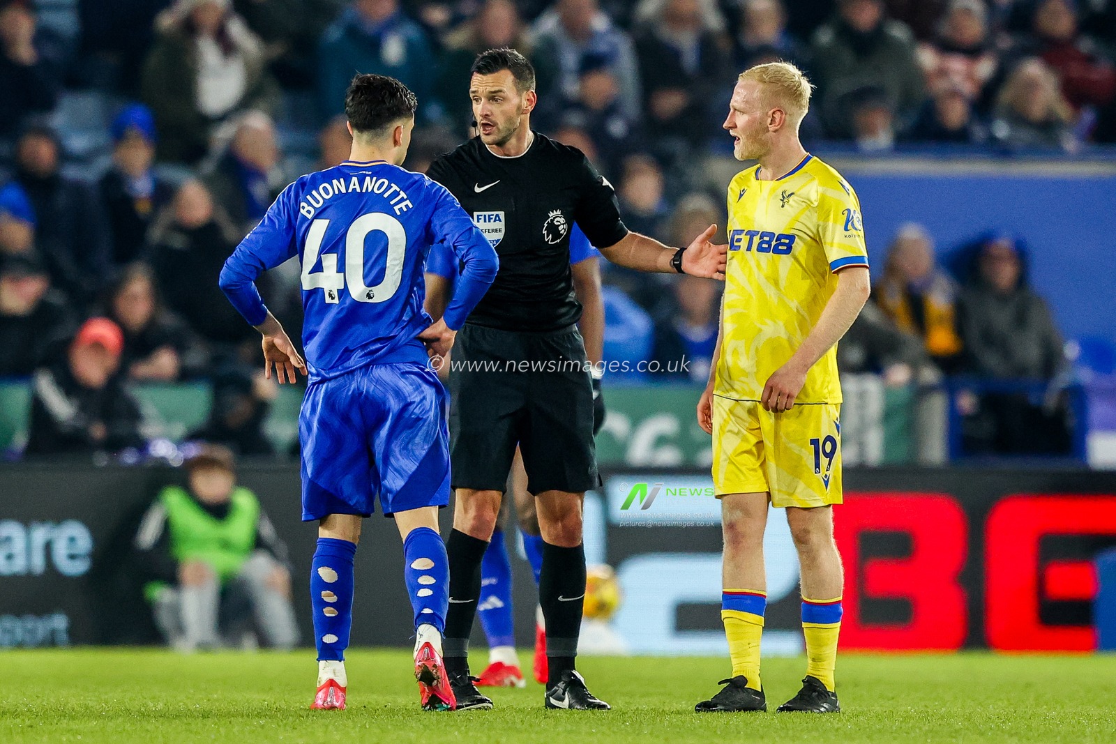 Referee Andrew Madley speaks to Facundo Buonanotte of Leicester City and Will Hughes of Crystal Palace during the Premier League match Leicester City vs Crystal Palace at King Power Stadium, Leicester, United Kingdom, 15th January 2025

(Photo by Alfie Cosgrove/News Images)