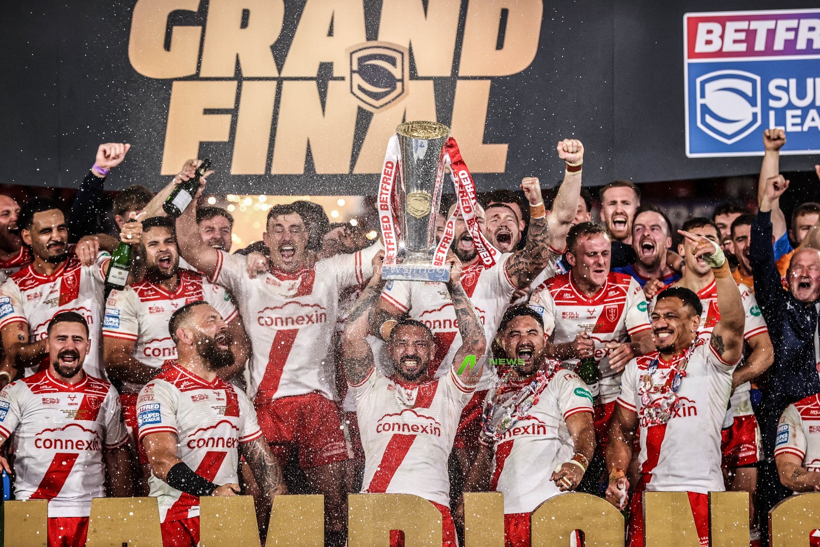 Elliot Minchella of Hull KR lifts the Super League Grand Final Trophy after Hull KR win the Grand Final during the 2025 Betfred Super League Grand Final Hull KR v Wigan Warriors at Old Trafford, Manchester, United Kingdom, 11th October 2025

(Photo by Alfie Cosgrove/News Images)