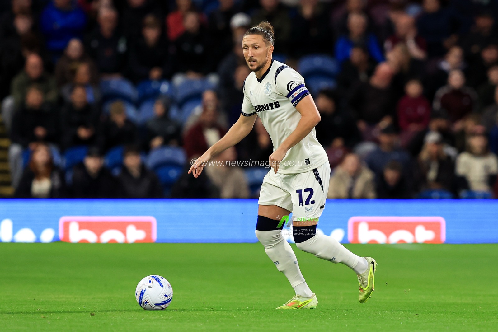 Luke Ayling of Middlesbrough with ball at his feet during the Sky Bet Championship match Burnley vs Middlesbrough at Turf Moor, Burnley, United Kingdom on 02 September 2026

(Photo by Jorge Horsted/News Images)