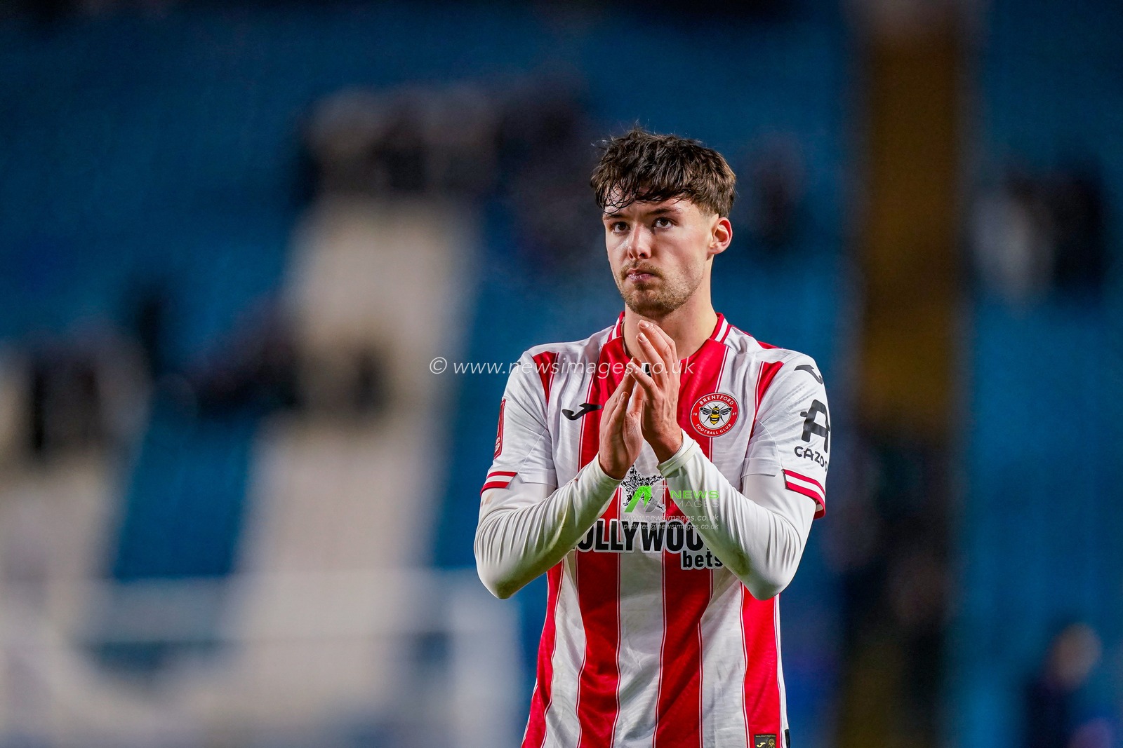 Aaron Hickey of Brentford applauds the fans after the final whistle during the Emirates FA Cup Third Round match Sheffield Wednesday vs Brentford at Hillsborough, Sheffield, United Kingdom, 10th January 2026

(Photo by Maynard Manyowa/News Images)