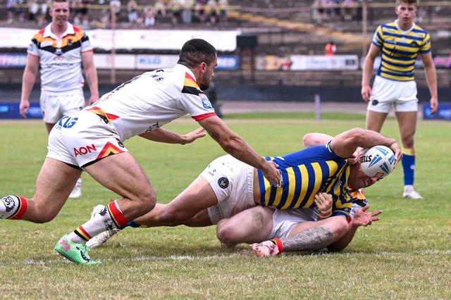 Albert Hopoate of Warrington Wolves scores his team's second try during the Betfred Super League round 22 match Bradford Bulls vs Warrington Wolves at Odsal Stadium, Bradford, United Kingdom on 08 August 2026

(Photo by Ben Roberts/News Images)