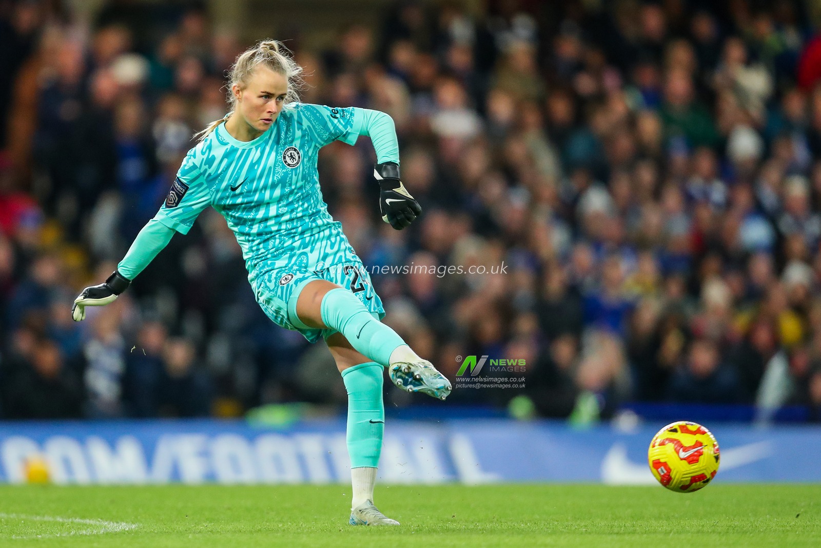 Hannah Hampton of Chelsea Women takes a goal kick during the Barclays Women's Super League match Chelsea FC Women vs Manchester City Women at Stamford Bridge, London, United Kingdom, 16th November 2024

(Photo by Izzy Poles/News Images)