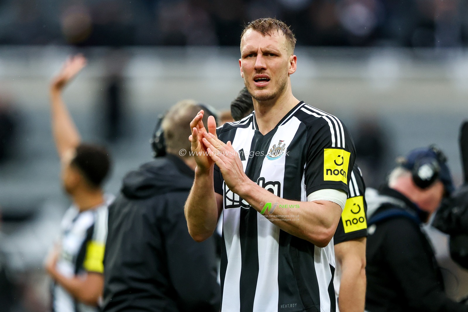 Dan Burn of Newcastle United acknowledges the fans after the teams victory following the Premier League match Newcastle United vs Nottingham Forest at St. James's Park, Newcastle, United Kingdom, 23rd February 2025

(Photo by Alfie Cosgrove/News Images)