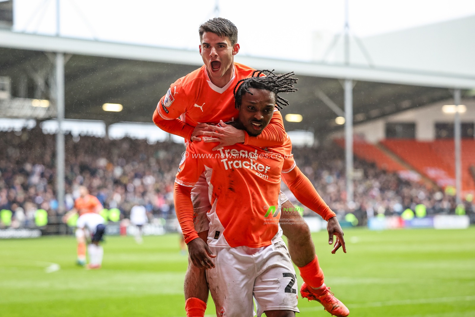 Niall Ennis of Blackpool celebrates his goal to make it 2-1 during the Sky Bet League 1 match Blackpool vs Bolton Wanderers at Bloomfield Road, Blackpool, United Kingdom, 29th March 2025

(Photo by Mark Cosgrove/News Images)