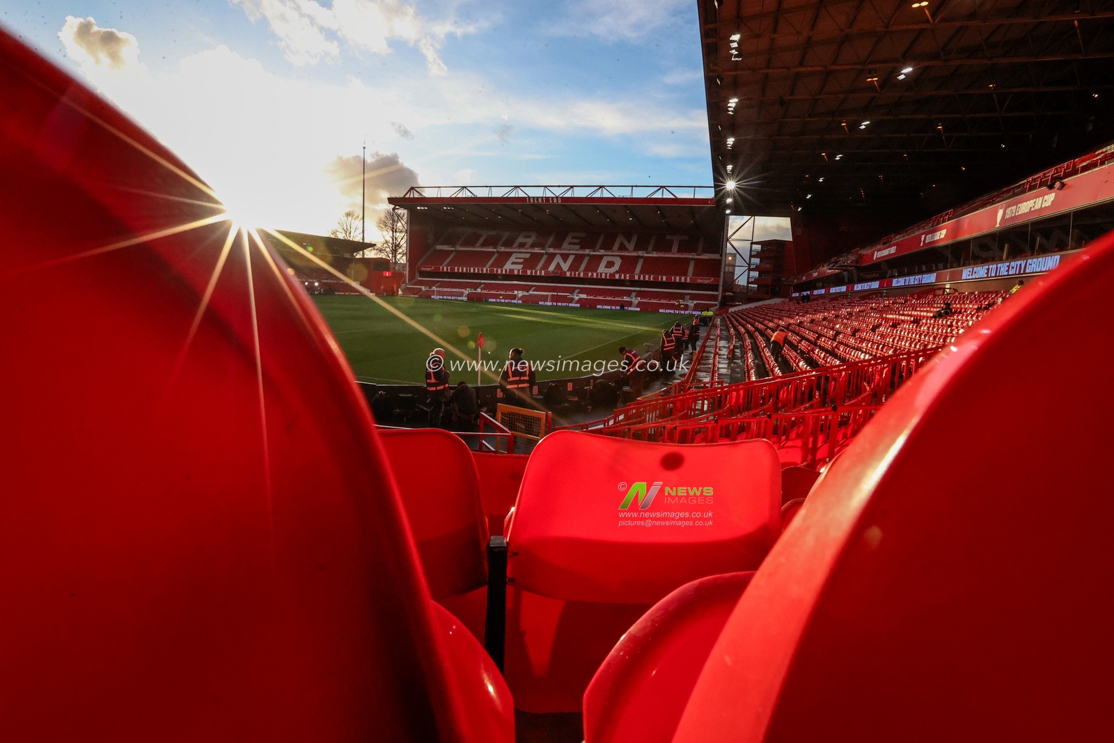 The sunbursts over The World Famous City Ground during the Premier League match Nottingham Forest vs Arsenal at City Ground, Nottingham, United Kingdom, 26th February 2025

(Photo by Alfie Cosgrove/News Images)