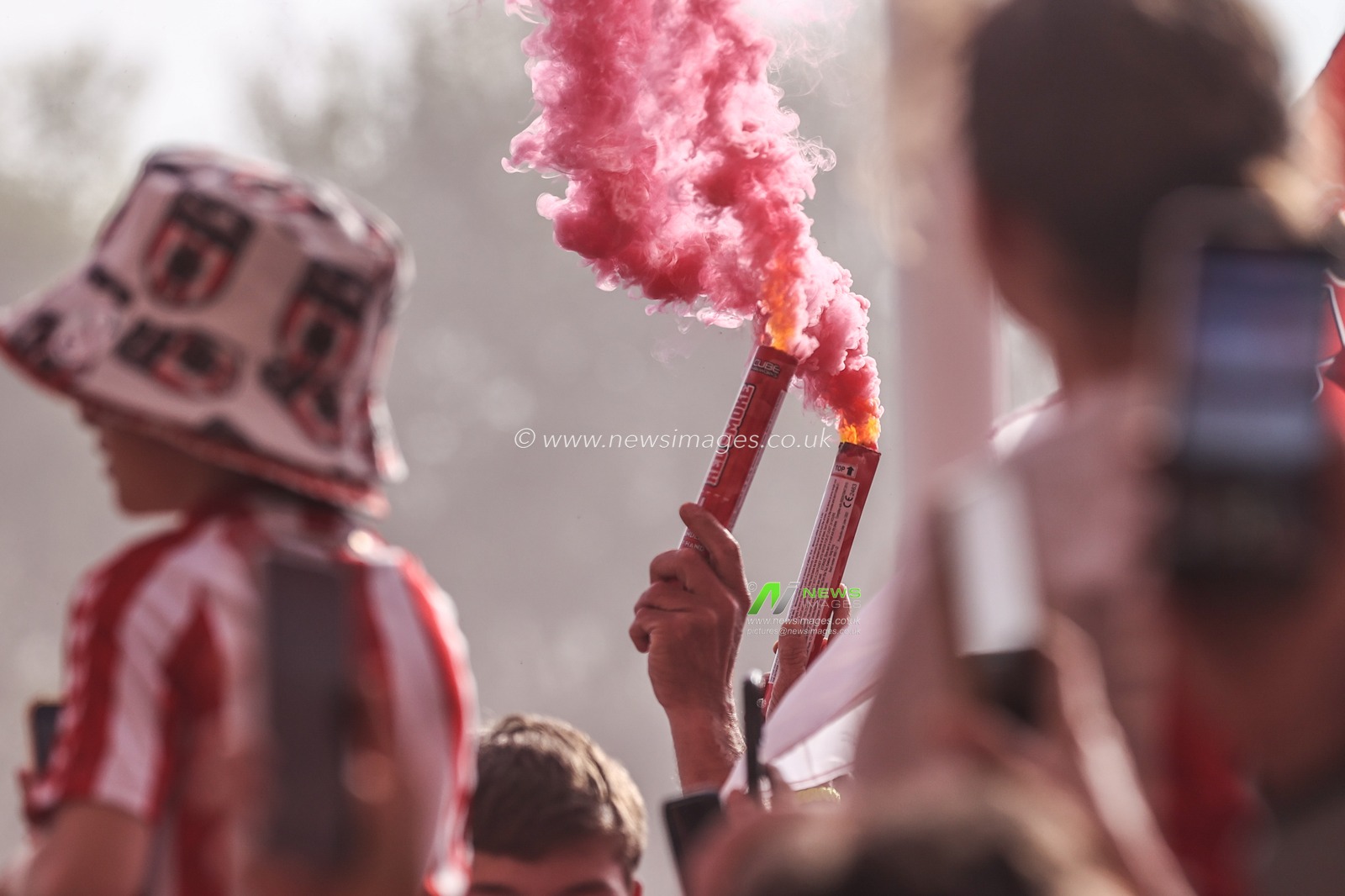 Sunderland fans light flares during the Sky Bet Championship Playoff Semi-final match Sunderland vs Coventry City at Stadium Of Light, Sunderland, United Kingdom, 13th May 2025

(Photo by Alfie Cosgrove/News Images)