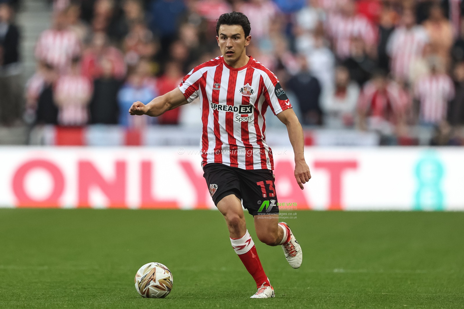 Luke O'Nien of Sunderland breaks with the ball during the Sky Bet Championship Playoff Semi-final match Sunderland vs Coventry City at Stadium Of Light, Sunderland, United Kingdom, 13th May 2025

(Photo by Alfie Cosgrove/News Images)
