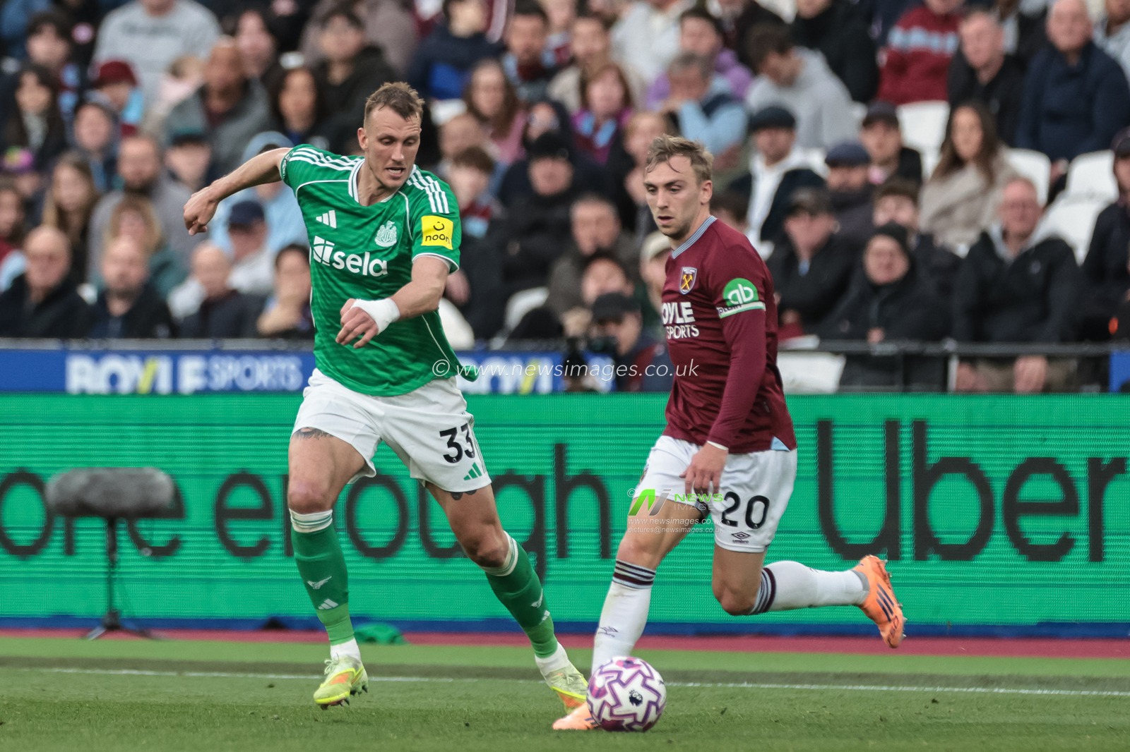 Dan Burn of Newcastle Untied and Jarrod Bowen of West Ham United battle for the ball during the Premier League match West Ham United vs Newcastle United at London Stadium, London, United Kingdom, 2nd November 2025

(Photo by Mark Cosgrove/News Images)

*** GER AUT SUI OUT ***